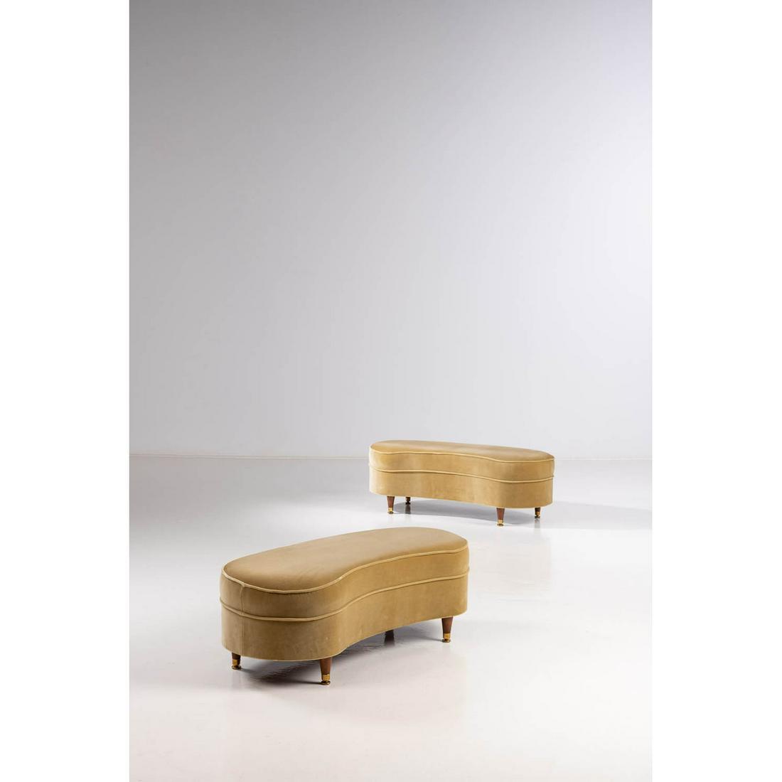 Federico Munari (XX), attributed to Pair of daybeds: Federico Munari (XX), attributed to Pair of daybeds Walnut, velvet and brass Creation date: circa 1950 H 41 × L 122 × P 56 cm