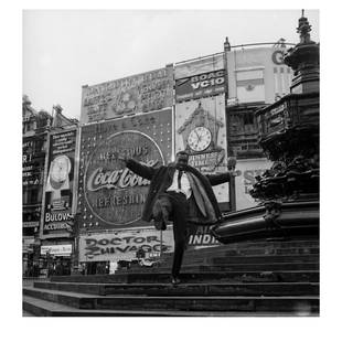 James Barnor (né en 1929, Ghana) Mike Eghan at: James Barnor (né en 1929, Ghana)Mike Eghan at Piccadilly Circus, 1967Tirage argentique repiqué à la mainSigné "James Barnor" en bas à droiteEdition 4/5 +2 EA40 × 50