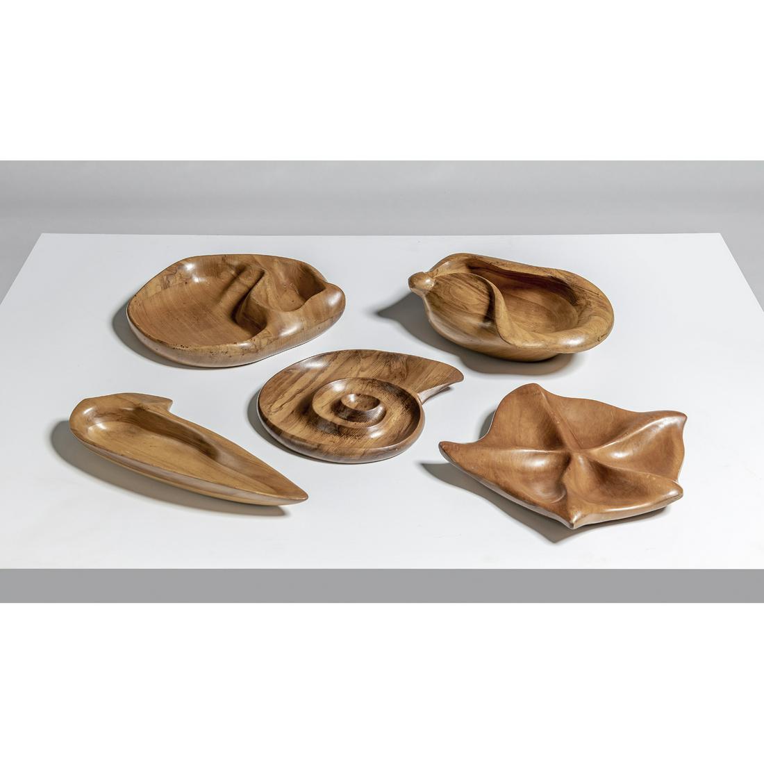 Russel Wright (1904-1976) Oceana - Unique pieces: Russel Wright (1904-1976)Oceana - Unique piecesSet of five cupsMaple ash wood and cherry woodSignedEdited by Klise WoodworkingCreation date: 1935H 30,5 × L 30,5 × P 7 cm (largest)H 25,5 