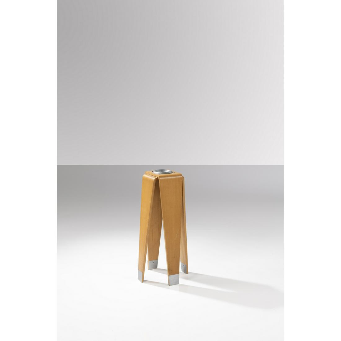 Kenzo Tange (1913-2005) Standing ashtray: Kenzo Tange (1913-2005) Standing ashtray Curved plywood and aluminum Edited by Tendo Mokko, Japon Model created circa 1957 H 68,5×L 21 ×P 23 cm