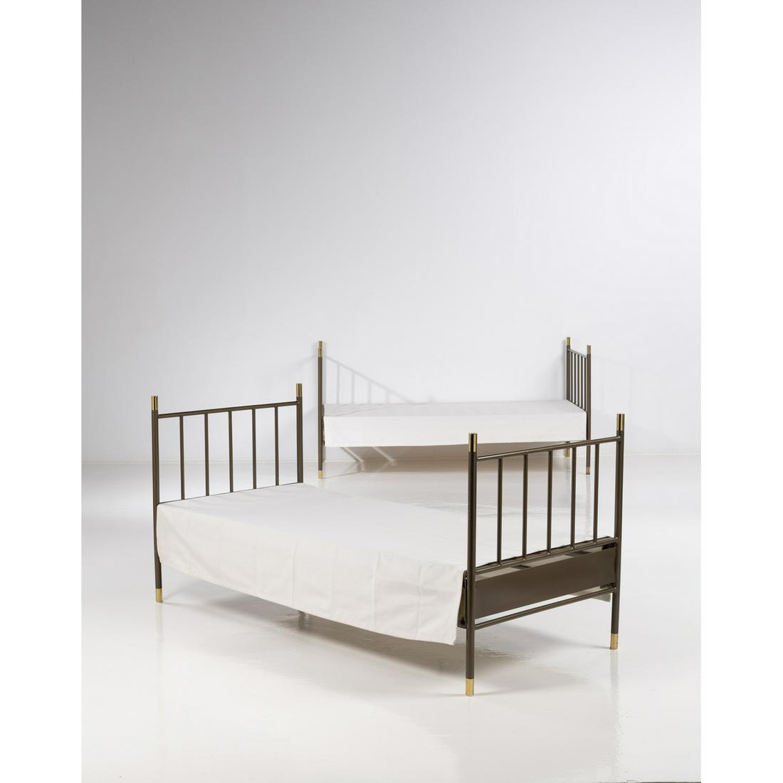 Luigi Caccia Dominioni (1913-2016) Model L1: Luigi Caccia Dominioni (1913-2016) Model L1 Pair of daybeds Lacquered metal, metal and brass Edited by Azucena Model created in the 1950s H 94 × L 195 × P 88 cm