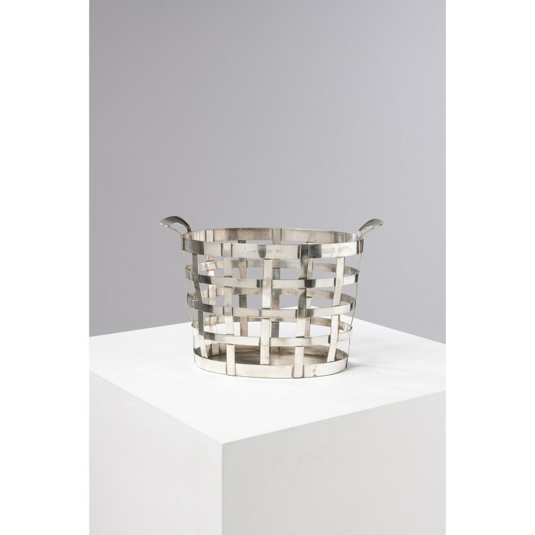 Gio Ponti (1891-1979) Fruit bowl: Gio Ponti (1891-1979)Fruit bowlSilver metalEdited by Arthur KruppModel created circa 1950H 22×L 36×P 19 cm