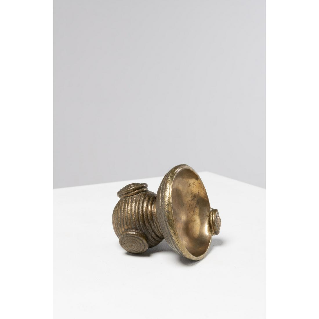 Christian Astuguevieille (born in 1946) Bronze cup: Christian Astuguevieille (born in 1946) Bronze cupGold patinaCreation date:1989 H: 12 - L: 13 cm
