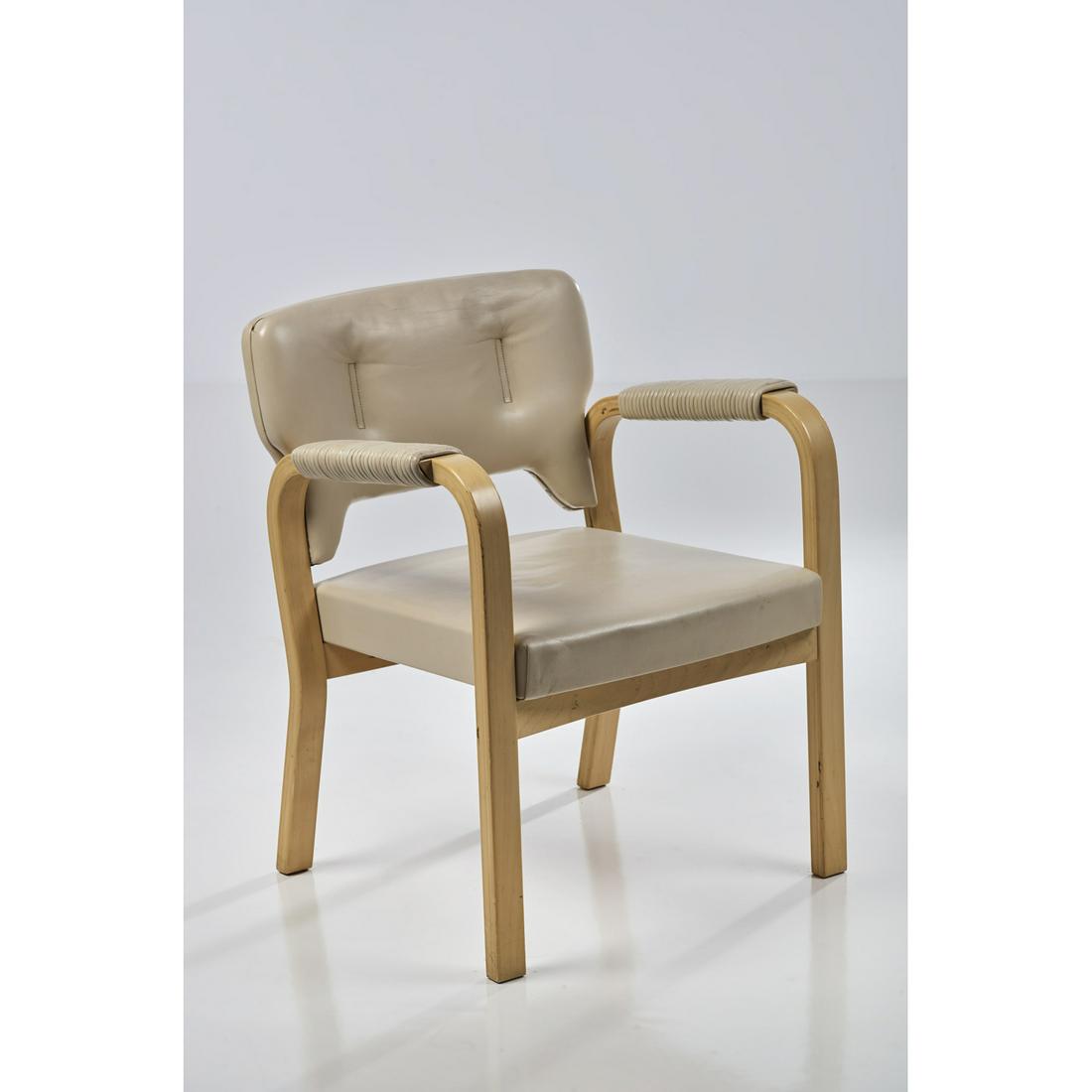 Alvar Aalto & Maija Heikinheimo Model 43: Alvar Aalto & Maija HeikinheimoModel 43ArmchairBirch wood and leatherModel created in 1950H: 75 - L: 55 - P: 54 cm