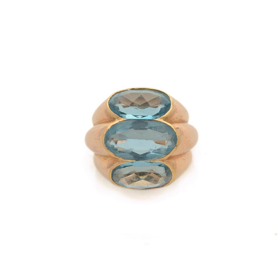 Suzanne BELPERRON 1942s-55s: Suzanne BELPERRON 1942s-55s Ring in 18k yellow gold (750‰) with gadroons adorned with three facetted oval aquamarines Groëne & Darde maker's mark (incomplete) EU ring size : 51,50 Gross wei