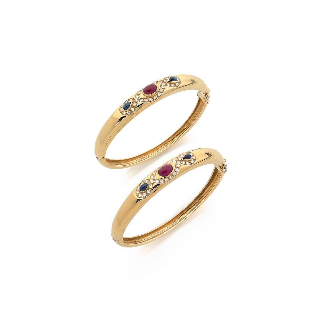 Pair of opening bangle bracelets in 18k yellow gold (750‰), rubies and cabochon sapphires and (1 of 2)