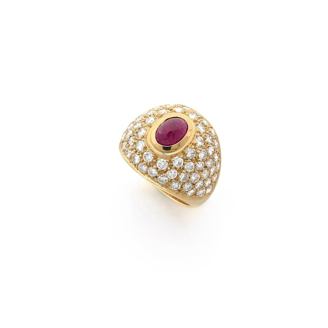 Dome-shaped ring in 18k yellow gold (750‰) adorned with a cabochon ruby in a surrounding of (1 of 2)