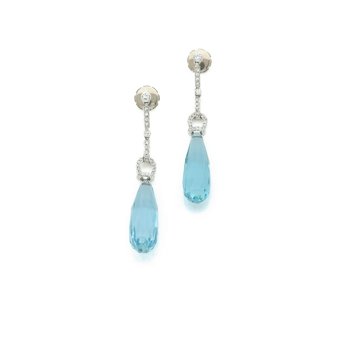 Pair of ear pendants of Art Deco period in platinum and grey 18k gold (750‰) enhanced with (1 of 2)