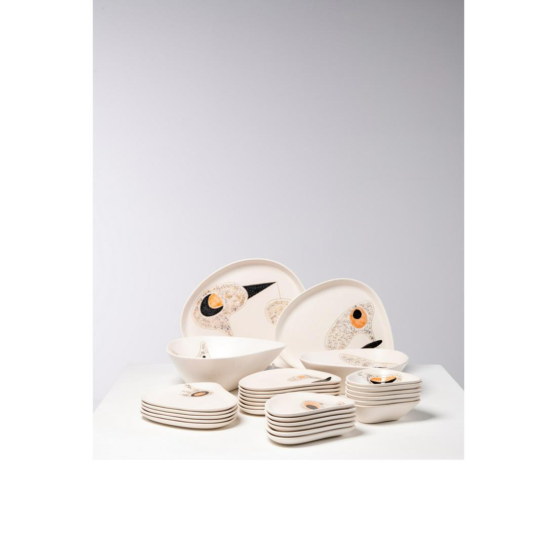 Peter Orlando (Orange, New-Jersey 1921 - Saint-Céré 2009) Glazed ceramic: Peter Orlando (Orange, New-Jersey 1921 - Saint-Céré 2009)Glazed ceramicServing set of 28 piecesTwo large salad bowls H 11 x L 30 x P 30,5 cmH 9 x L 27 x P 27,5 cmTwo platters H 3 x W 37 x D