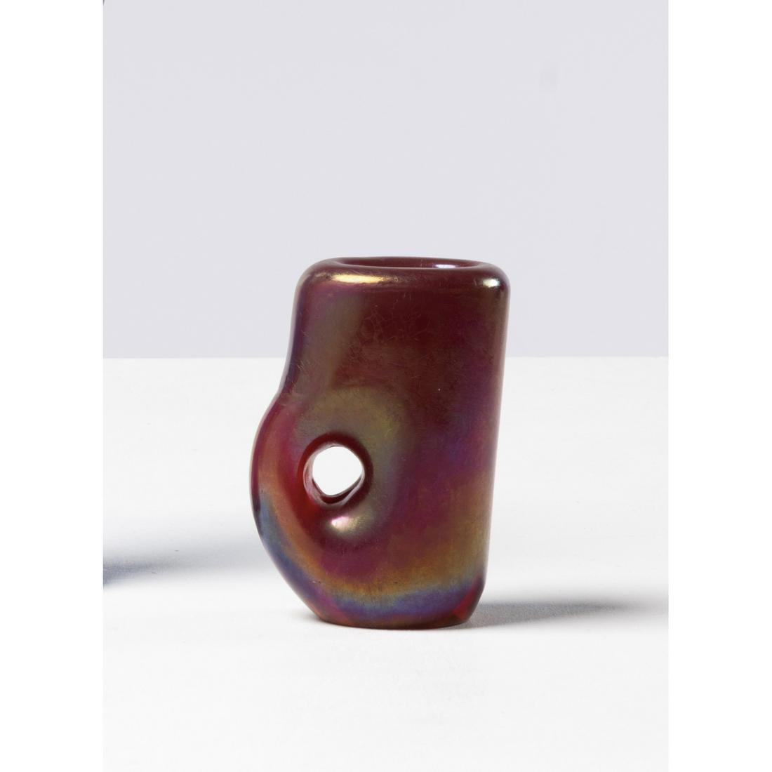 Giorgio Ferro (né en 1931) Ansa Volante: Giorgio Ferro (born in 1931)Ansa VolanteVaseBlown glassEdited by A.V.E.M.Model created in 1952H 10,3 × L 8 × P 5 cmBibliography: M. Barovier, Venetian Art Glass, anAmerican Collection, Arnol