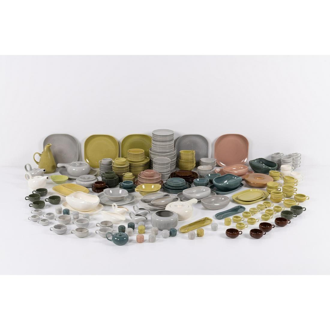 ƒ Russel Wright (1904-1976) Tableware set: ƒ Russel Wright (1904-1976)Tableware setGlazed stonewareSigned "Russel Wright MFG by Steubenville"Model created in 1939Fifty one large teacups (H 4,5 × Ø 10 cm)Fifteen coffee cups (H 3,