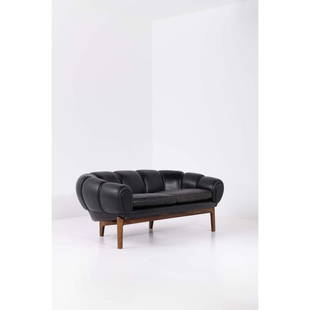 ƒ Illum Wikkelso (1919-1999) Sofa, model 'Croissant' Wood and leather Edited by Holger Christiansen: ƒ Illum Wikkelso (1919-1999)Sofa, model 'Croissant'Wood and leatherEdited by Holger ChristiansenModel created circa 1955H 66× L 41× P 86 cm