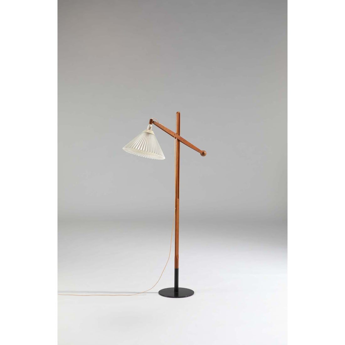 Vilhelm Wohlert (1920-2007) Floor lamp Teak, lacquered metal and paper Edited by Le Klint Model: Vilhelm Wohlert (1920-2007)Floor lampTeak, lacquered metal and paperEdited by Le KlintModel created circa 1955Model created inH 150 × L 36 × W 85 (variable) cm