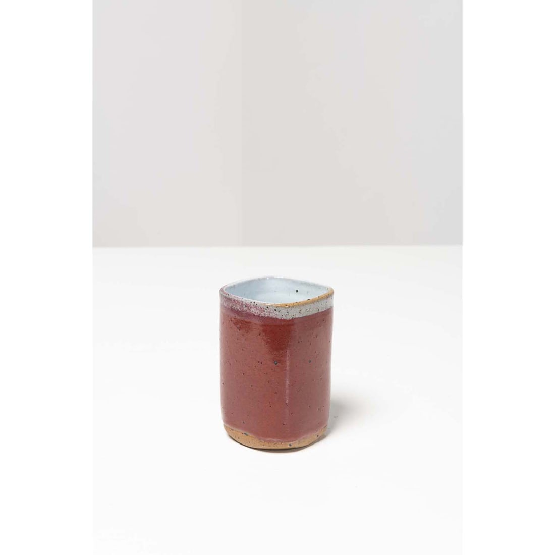 Elisabeth Joulia (1925-2003) Pencil cup: Elisabeth Joulia (1925-2003)Pencil cupEnamelled ceramicModel created circa 1960Signed 'Joulia' under the baseH 11,5 x L 7,5 x P 7,5 cmProvenance:- Private collection, Paris.