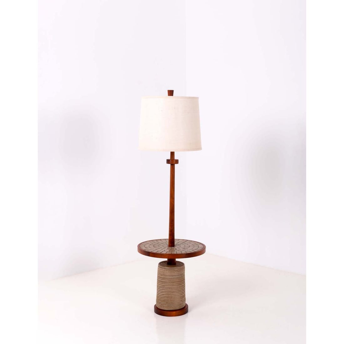 Jane & Gordon Martz (20th c.) Reading light with tablet: Jane & Gordon Martz (20th c.)Reading light with tabletCeramic, walnut, brass and fabricEdited by Marshall StudiosModel created in the 1960sH 151 ×Ø 47 cm