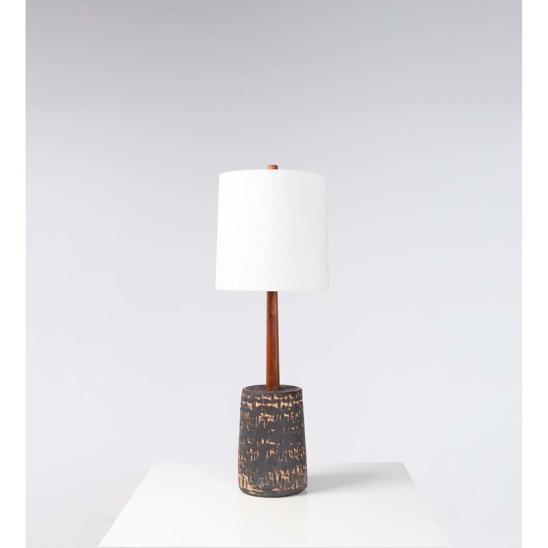 Jane & Gordon Martz (20th c.) Table lamp - Unique piece: Jane & Gordon Martz (20th c.)Table lamp - Unique pieceCeramic, walnut, brass and fabricEdited by Marshall StudiosManufacturer’s labelModel created in the 1960sH 102 × Ø 35,5 cmNote: Tu