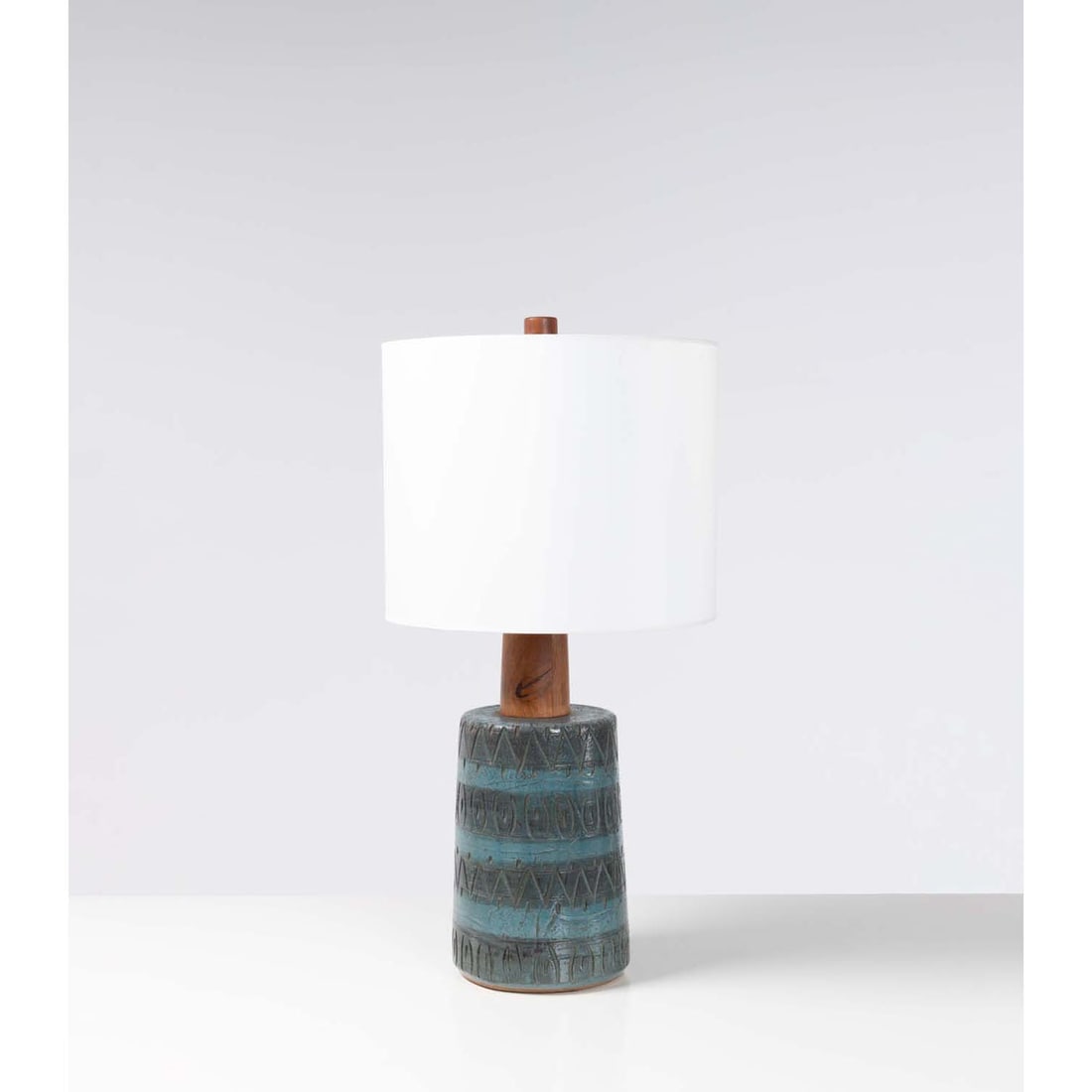Jane & Gordon Martz (20th c.) Table lamp: Jane & Gordon Martz (20th c.)Table lampCeramic, walnut, brass and fabricEdited by Marshall StudioModel created in the 1960sH 80 x Ø 40 cm