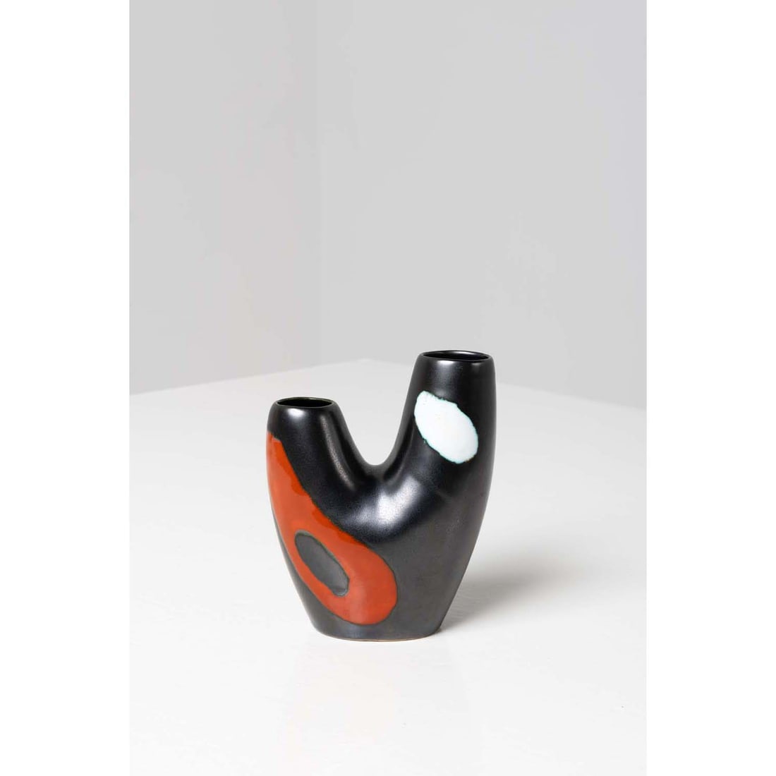 Peter Orlando (1921-2009) & Denise Orlando (1921-2017) Double vase Glazed ceramic Model created: Peter Orlando (1921-2009) & Denise Orlando (1921-2017) Double vase Glazed ceramic Model created circa 1950 H 14 x W 11 x D 6 cm Pro…