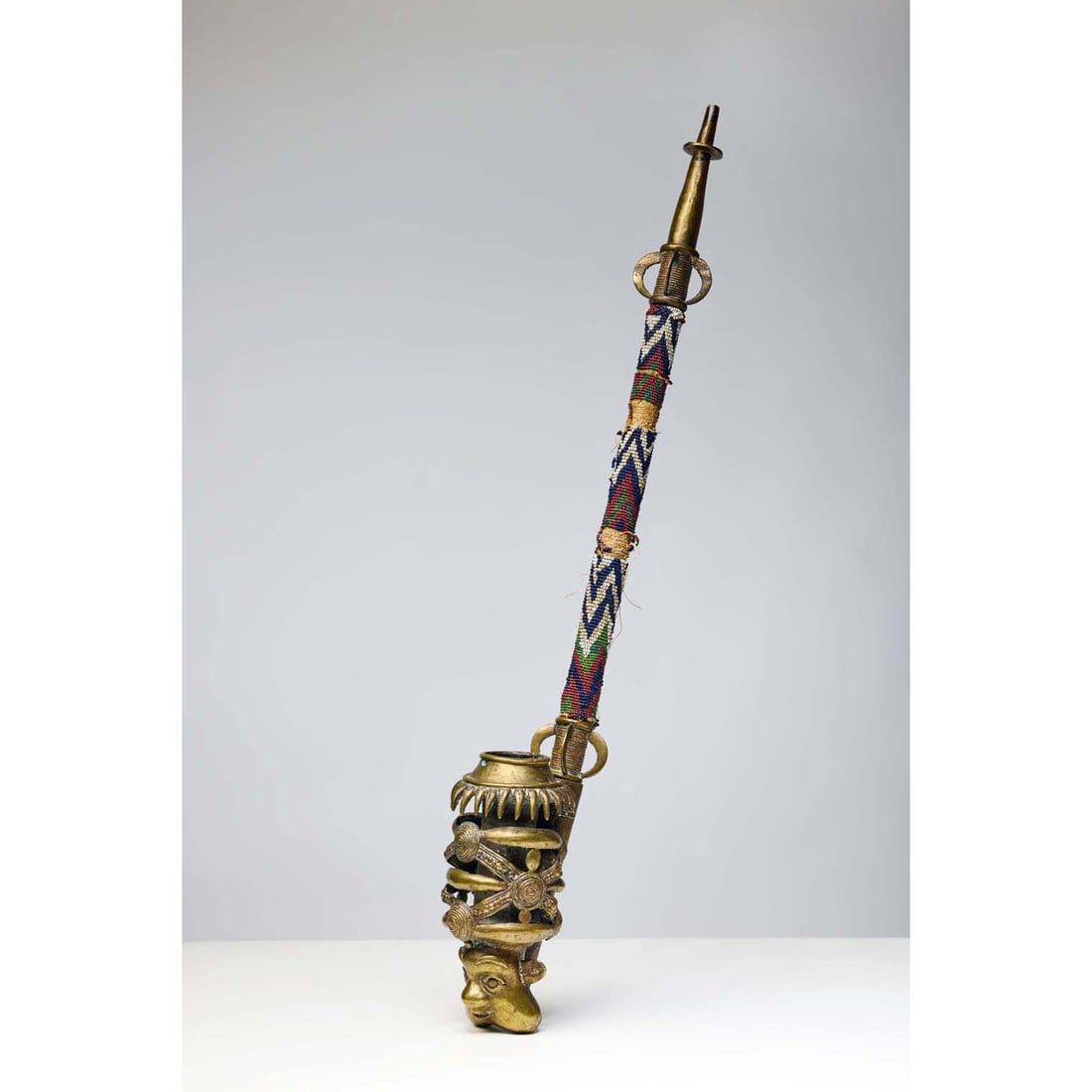 Large Bamoun pipe Cameroon Bronze, fibre and glass beads Early 20th century LT : 74,5 cm (1 of 2)
