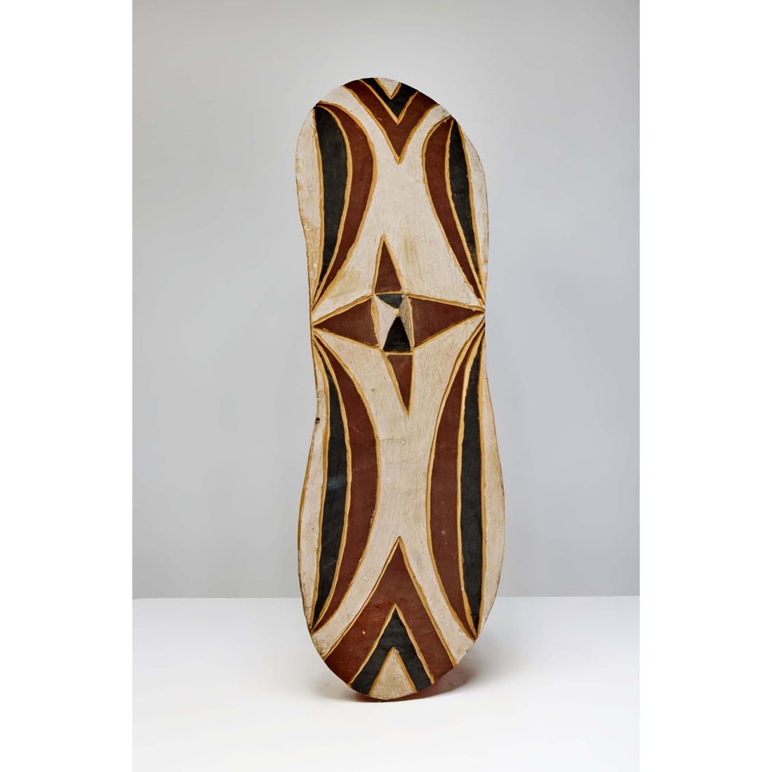 Tutsi dance shield Ruanda Wood and pigments Circa 1930 L: 65 (1 of 1)