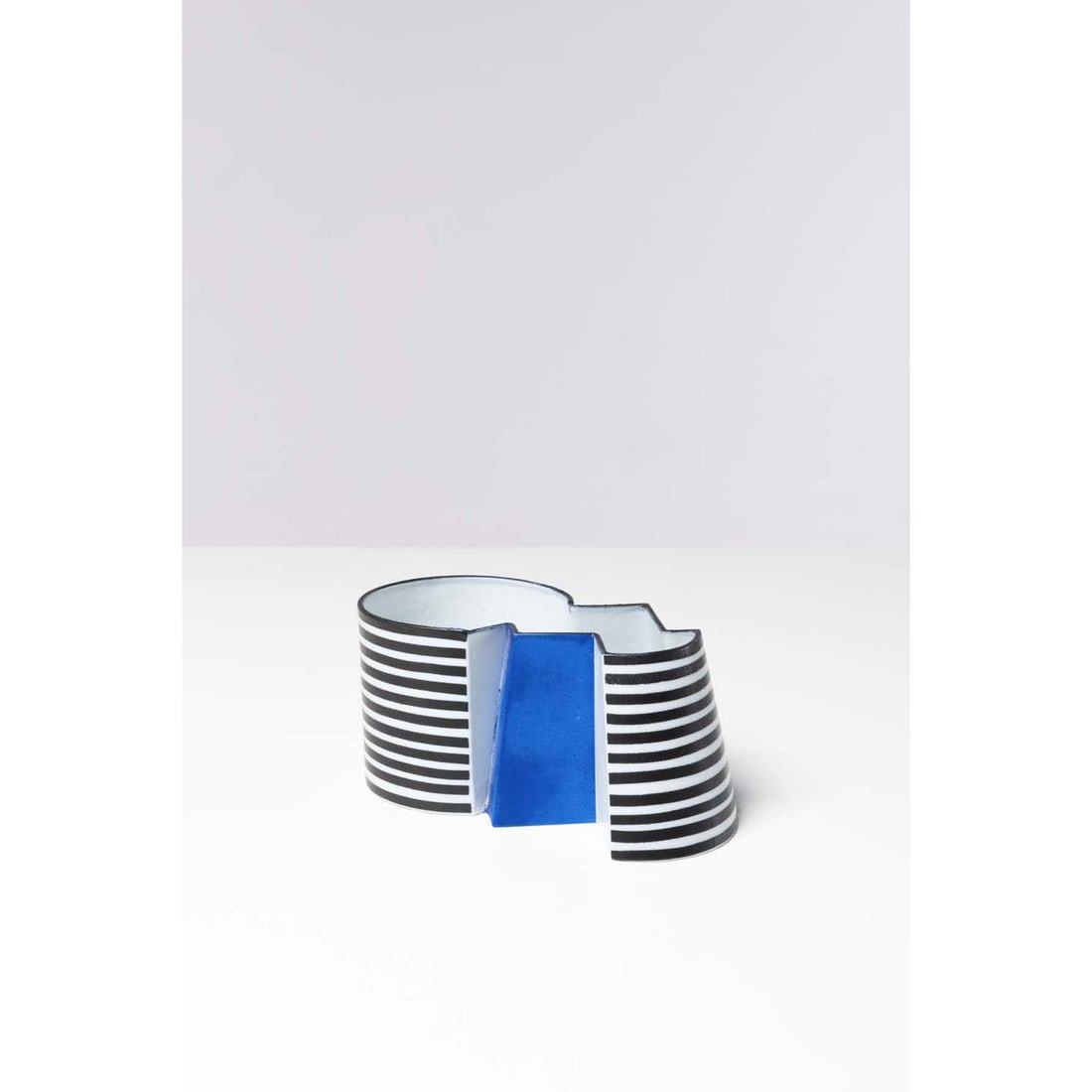 Bodil Manz (born in 1943) Composition n°4 - Unique piece: Bodil Manz (born in 1943)Composition n°4 - Unique pieceVasePorcelainSigned 'Bodil Manz' and artist's pictogram beneath the baseModel created in 2006H 10 × L 21 × W 11 cmThe buyer can be