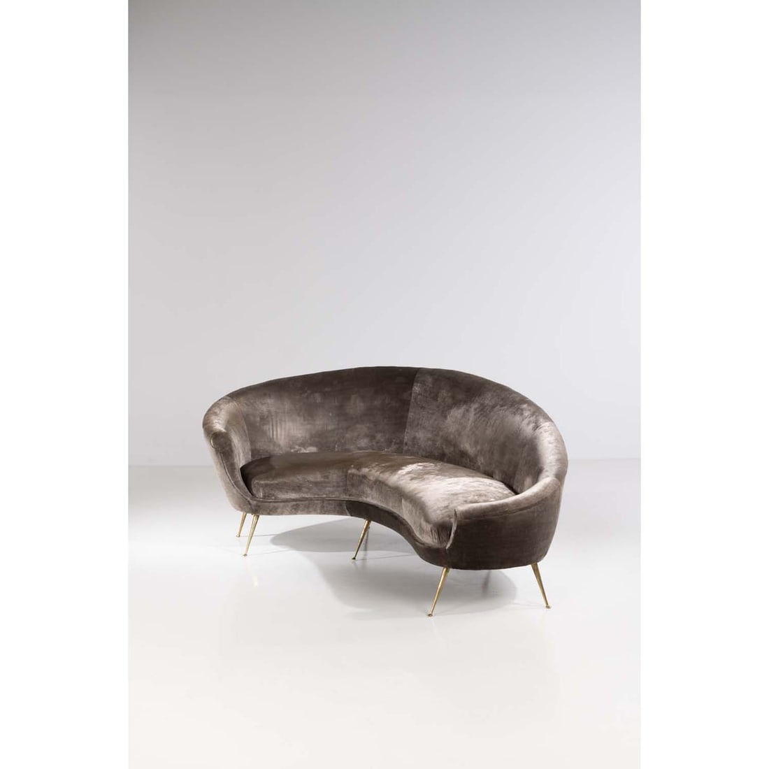 Federico Munari (20th c.), attributed to Sofa: Federico Munari (20th c.), attributed toSofaVelvet and brassModel created in the 1960sH 94 × L 240 × P 80 cm