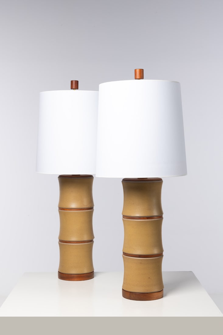 Jane & Gordon Martz (XXe) Pair of table lamps: Jane & Gordon Martz (XXe)Pair of table lampsCeramic, walnut, brass and textileEditor Marshall StudiosEditor's label on each of the basesModel created circa 1960H 100 × Ø 40 cm