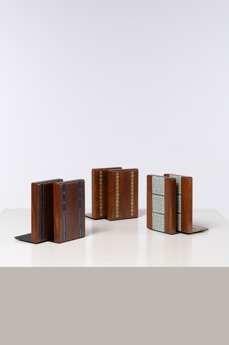 Jane & Gordon Martz (XXe) Set of three bookends: Jane & Gordon Martz (XXe)Set of three bookendsWalnut, ceramic and brassModel created circa 1970H 19,5 × L 13 × D 11,5 cm