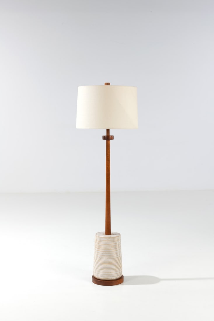 Jane & Gordon Martz (XXe) Floor lamp: Jane & Gordon Martz (XXe)Floor lampCeramic, walnut, brass and textileEditor Marshall StudiosModel created circa1960H 149 × Ø 47 cm