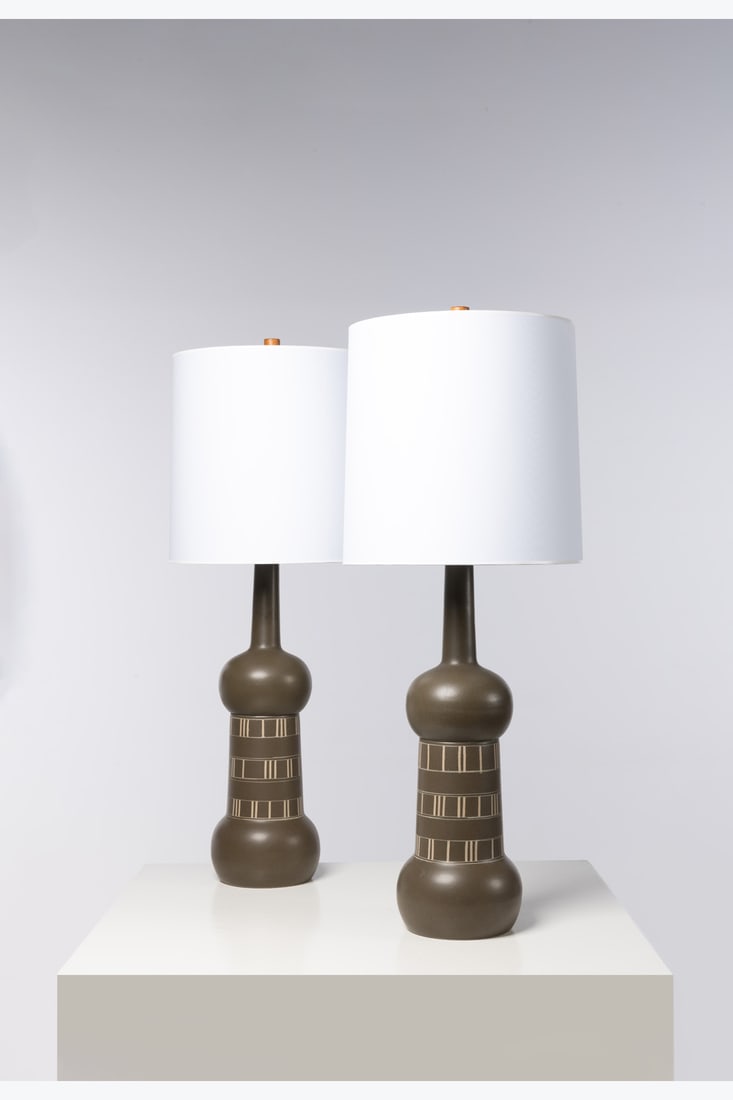 Jane & Gordon Martz (XXe) Pair of table lamps: Jane & Gordon Martz (XXe)Pair of table lampsCeramic, walnut, brass and textileEditor Marshall StudiosSigned 'Martz' on each baseModel created circa 1960H 104 × Ø 41 cm