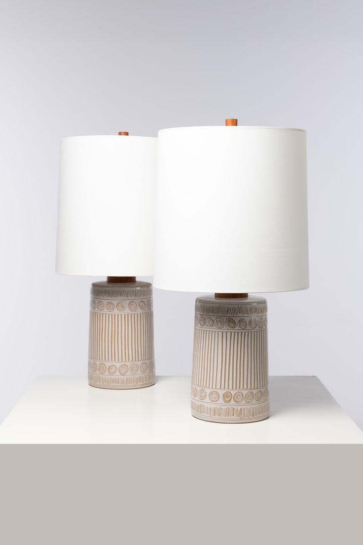 Jane & Gordon Martz (XXe) Pair of table lamps: Jane & Gordon Martz (XXe)Pair of table lampsCeramic, walnut, brass and textileEditor Marshall StudiosSigned 'Martz' on the basesModel created circa 1960H 78 × Ø 40 cm