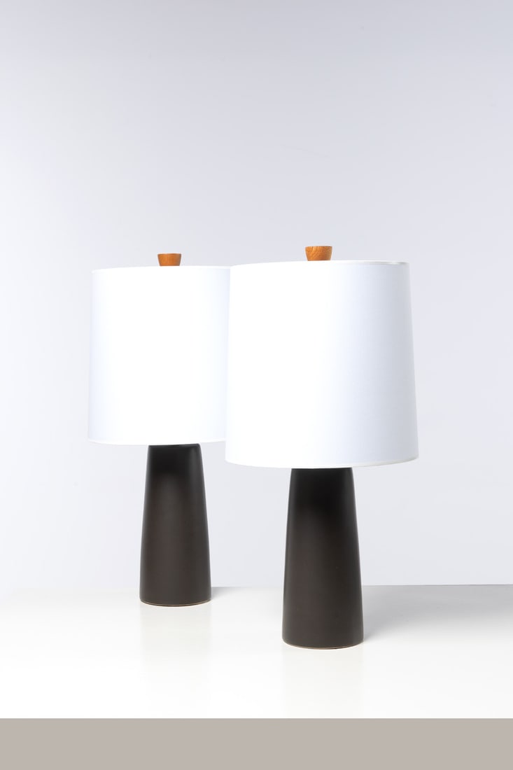 Jane & Gordon Martz (XXe) Pair of table lamps: Jane & Gordon Martz (XXe)Pair of table lampsCeramic, walnut, brass and textileEditor Marshall StudiosSigned 'Martz' and the editor's stamp under each baseModel created circa 1960H 63 × Ø 30