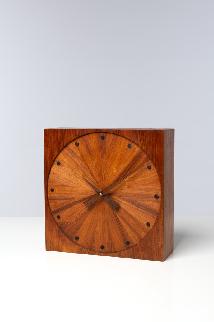 Jere Osgood (1936-2023) Clock - unique piece: Jere Osgood (1936-2023)Clock - unique pieceWalnutSigned and dated 'Jere Osgood 1966' on the backModel created in 1966H 28 × L 28 × D 9 cm
