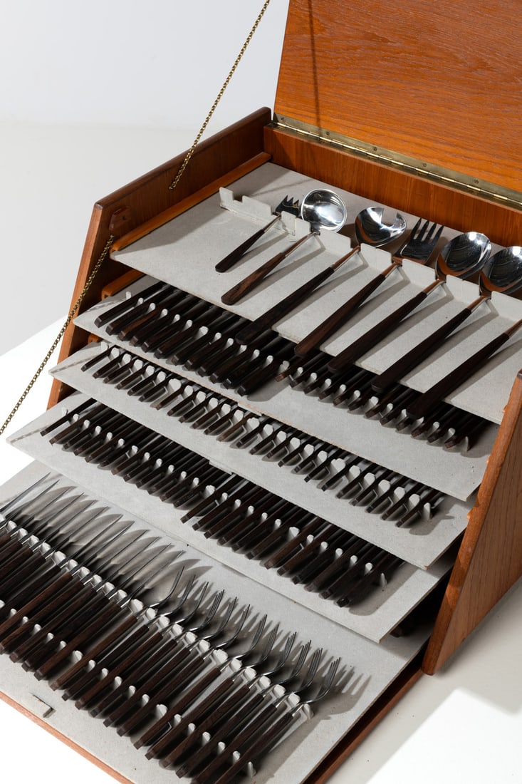 Bertel Gardberg (1916-2007) Case with a cutlery set, 121 pieces, model 'Lion de Luxe', with:: Bertel Gardberg (1916-2007)Case with a cutlery set, 121 pieces, model 'Lion de Luxe', with:- 12 table forks- 12 table knives- 12 tablespoons- 12 forks- 12 knives- 12 dessert spoons- 12 ice cream spoon