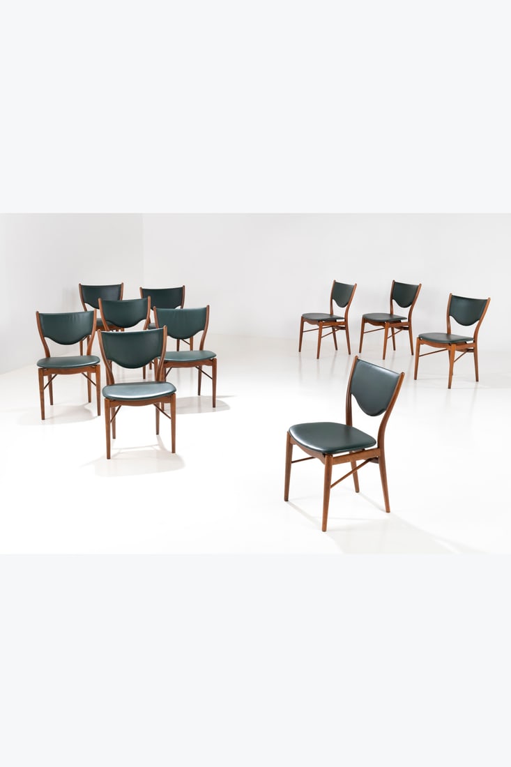 Finn Juhl (1912-1989) Suite de dix chaises - Modèle BO-63: Finn Juhl (1912-1989)Suite de dix chaises - Modèle BO-63Teck et cuirÉdition BovirkeModèle créé en 1947H 81,5 × L 49,5 × P 45 cmBibliographie : C. Buundegaard, "Finn
