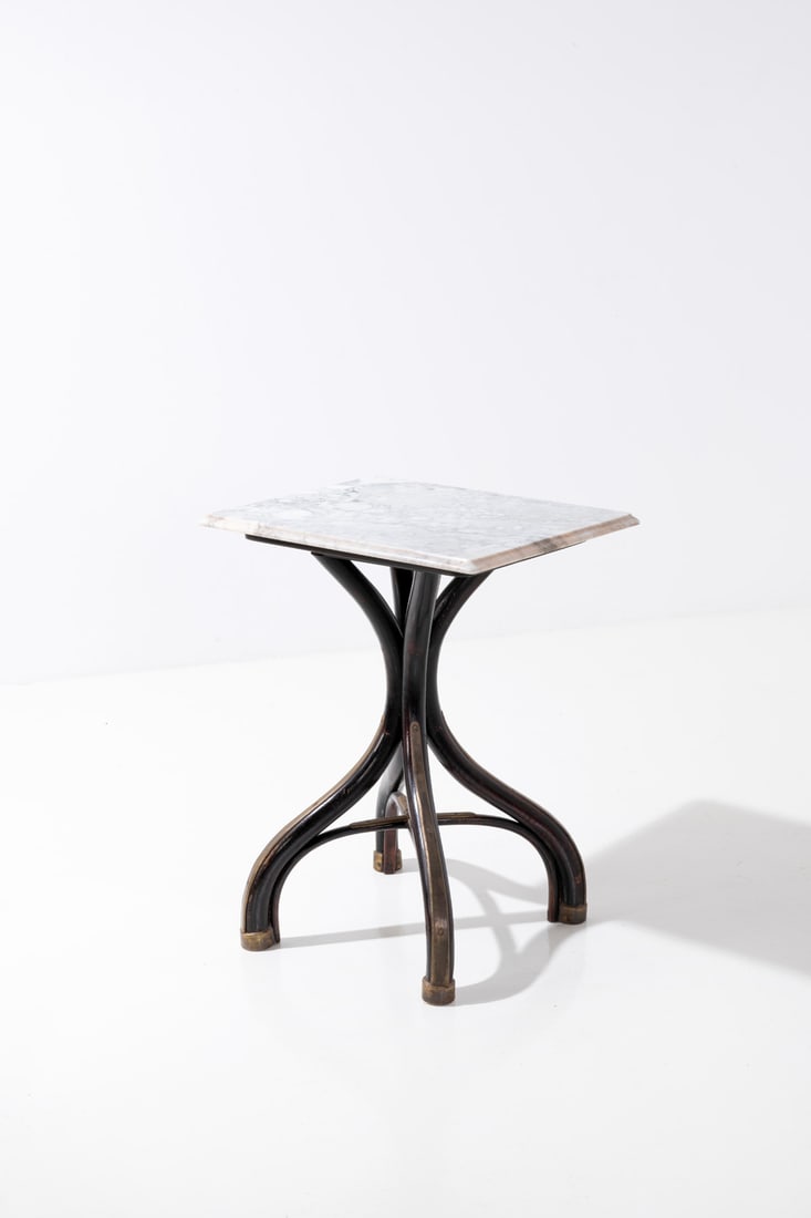 Adolf Loos (1870-1933) Guéridon: Adolf Loos (1870-1933)GuéridonHêtre teinté, laiton et marbreÉdition Jacob & Josef KohnModèle créé vers 1899H 77,5 × L 61 × P 48 cmHistorique : Modèle