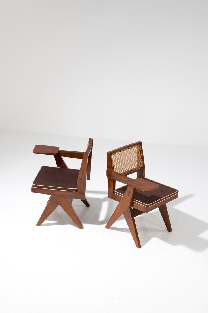 Pierre Jeanneret (1896-1967) Paire de chaises à pupitre - Modèle PJ-SI-26-E: Pierre Jeanneret (1896-1967)Paire de chaises à pupitre - Modèle PJ-SI-26-ETeck et cannageModèle créé vers 1960H 82×L 53×L 63cmProvenance : Modèle réalisé pour l'Université du Pendjab, Chand