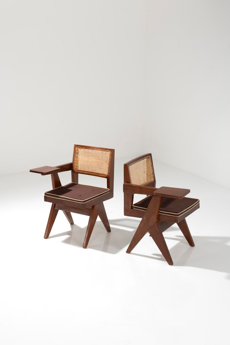 Pierre Jeanneret (1896-1967) Paire de chaises à pupitre - Modèle PJ-SI-26-E: Pierre Jeanneret (1896-1967)Paire de chaises à pupitre - Modèle PJ-SI-26-ETeck et cannageModèle créé vers 1960H 82×L 53×L 63cmProvenance : Modèle réalisé pour l'Université du Pendjab, Chand