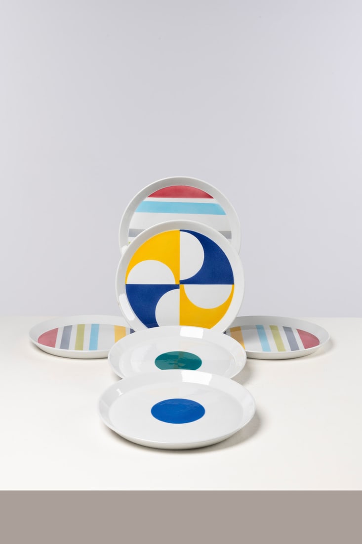 Gio Ponti (1891-1979) Suite de six assiettes - Série 'Primavera': Gio Ponti (1891-1979)Suite de six assiettes - Série 'Primavera'Céramique émailléeÉdition Franco PozziModèle créé vers 1967H 2,5×Ø 26cmBibliographie :-