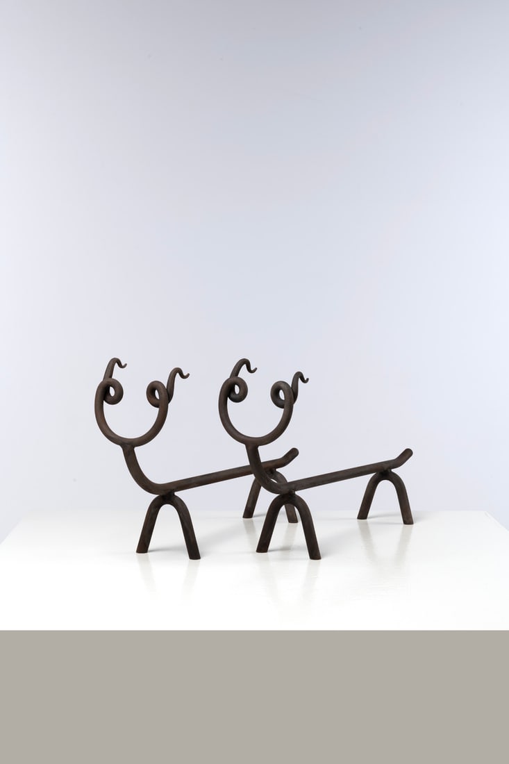 Gio Ponti (1891-1979) Paire de chenets: Gio Ponti (1891-1979)Paire de chenetsFonte de fer laquéeModèle créé vers 1940H 33×L 60×P 13cmExpertisée par les Archives Gio Ponti.