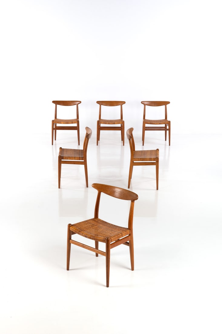 Hans Wegner (1914-2007) Suite de six chaises- Modèle n°W2 dit 'Dining-room chair': Hans Wegner (1914-2007)Suite de six chaises- Modèle n°W2 dit 'Dining-room chair'Chêne et rotinModèle créé vers 1950H 75,5×L 55×P 42cmBibliographie :- C. H. Oles