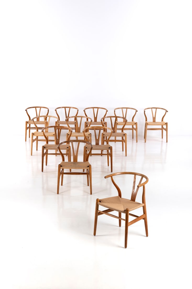 Hans J. Wegner (1914-2007) Suite de douze chaises - Modèle CH24 dit 'Wishbone': Hans J. Wegner (1914-2007)Suite de douze chaises - Modèle CH24 dit 'Wishbone'Chêne et cannageÉdition Carl HansenModèle créé en 1949H 73×L 53×P 52cmBibliographie