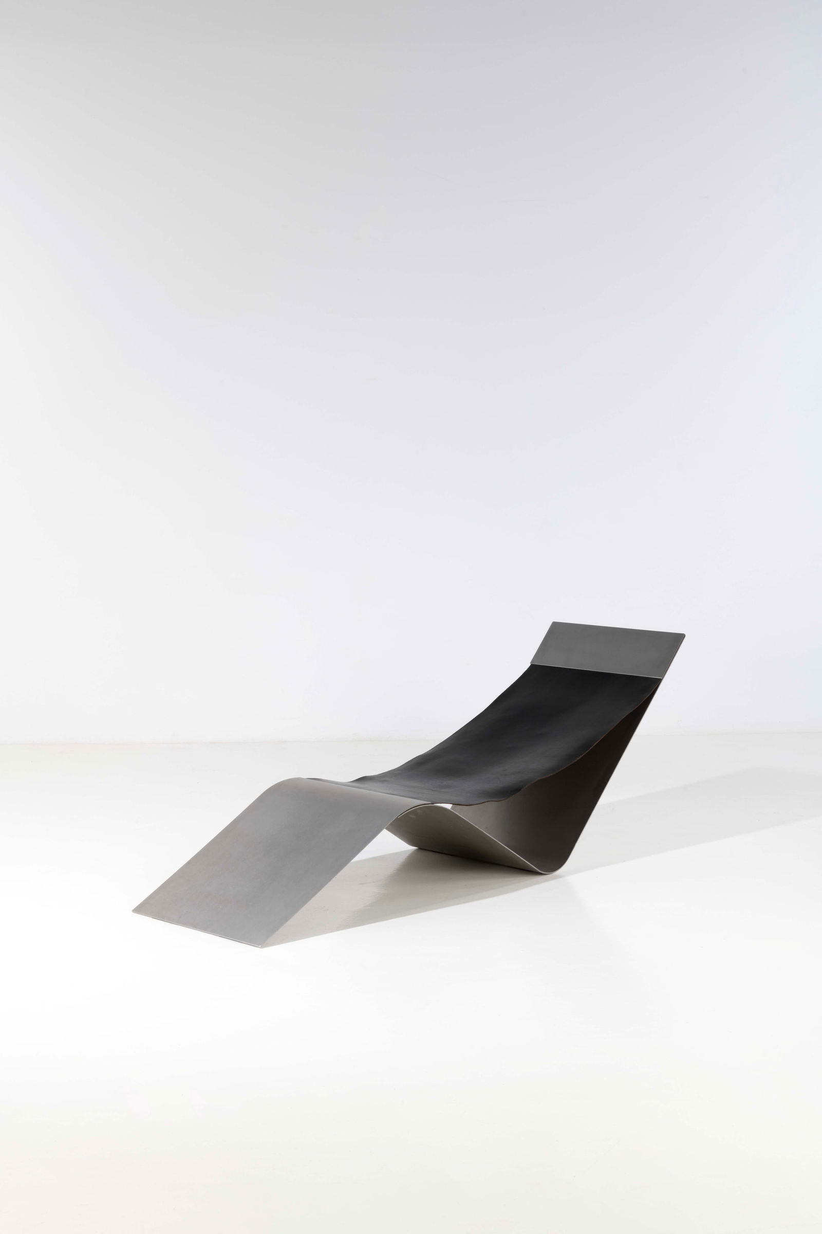 Linde Hermans (20th - 21st c.) Chaise longue: Linde Hermans (20th - 21st c.)Chaise longueStainless steel and leatherEdited by Inconcept Belgique, limited edition of 12 Model created in 1999H 75 × L 204 × W 62,5 cmCollection: This model