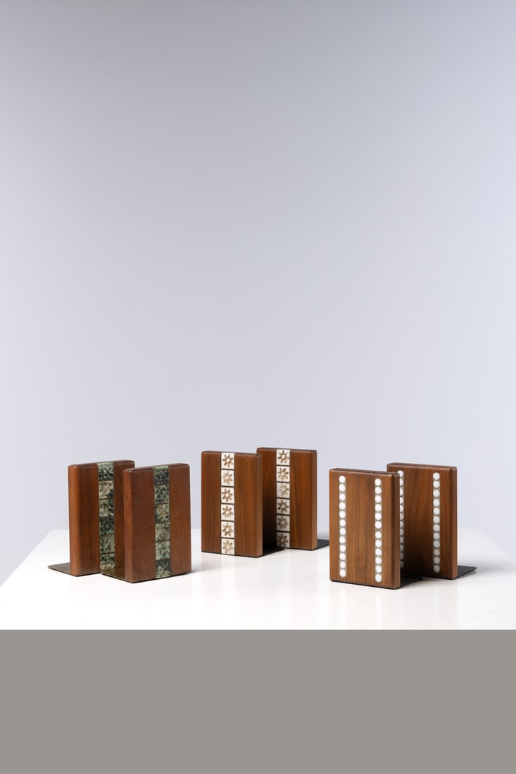 Jane & Gordon Martz (20th c: Jane & Gordon Martz (20th c.)Set of three bookendsWalnut, ceramic, leatherette and brassEdited by Marshall StudiosManufacturer’s label on one baseModel created circa 1970H 19 × L 12,5 ×