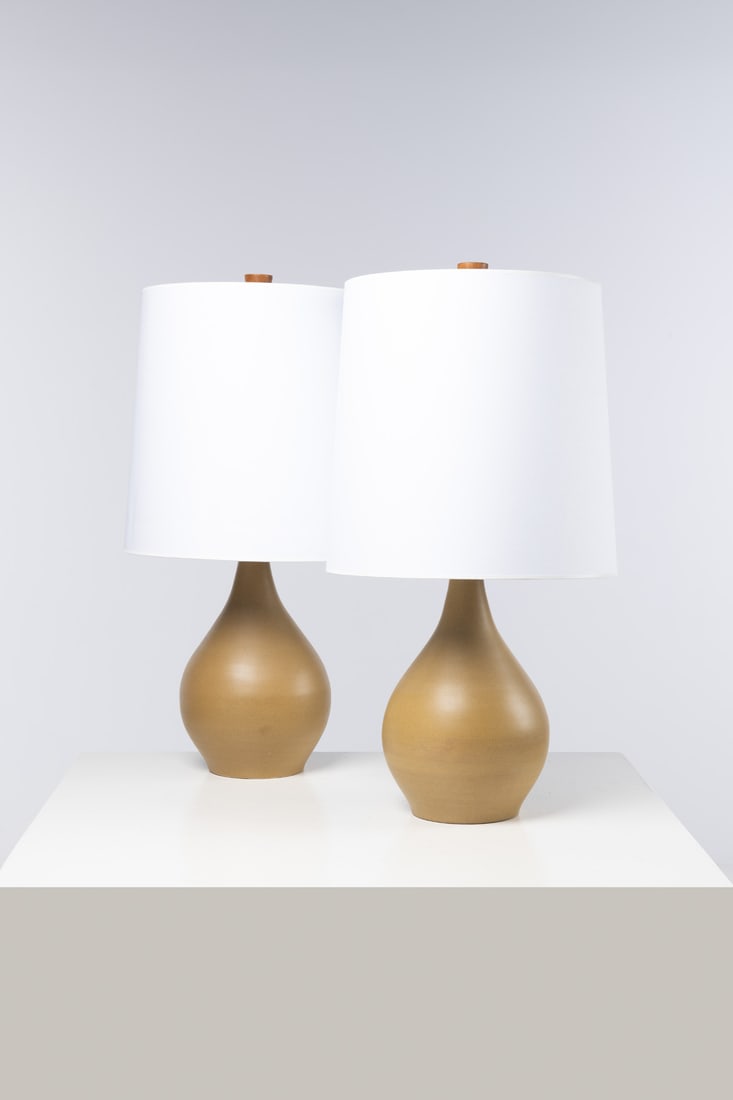 Jane & Gordon Martz (20th c: Jane & Gordon Martz (20th c.)Pair of table lampsCeramic, walnut, brass and fabricEdited by Marshall StudiosSigned ‘Martz’ on the basesModel created in the 1960sH 78,5 × Ø 39,5 cm