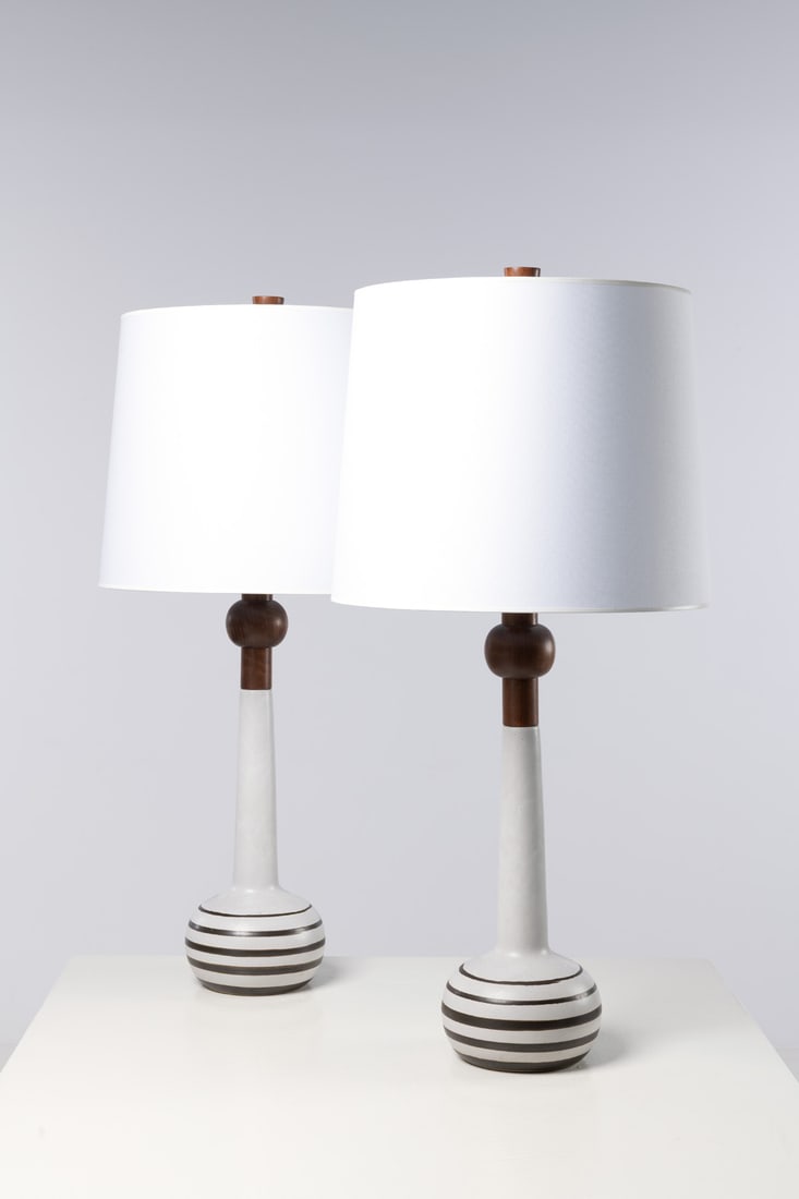 Jane & Gordon Martz (20th c: Jane & Gordon Martz (20th c.)Pair of table lampsCeramic, walnut, brass and fabricEdited by Marshall StudiosSigned ‘Martz’ on the basesModel created in the 1960sH 91 × Ø 42,5 cm
