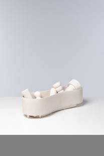 Tony Marsh (born 1954) Sculpture - ‘Vessel and Contents’ ‘Floating and Dreaming: Tony Marsh (born 1954)Sculpture - ‘Vessel and Contents’‘Floating and Dreaming Series’ - Unique pieceGlazed ceramicModel created in 2007H 13,5 × L 52,5 × W 16 cm