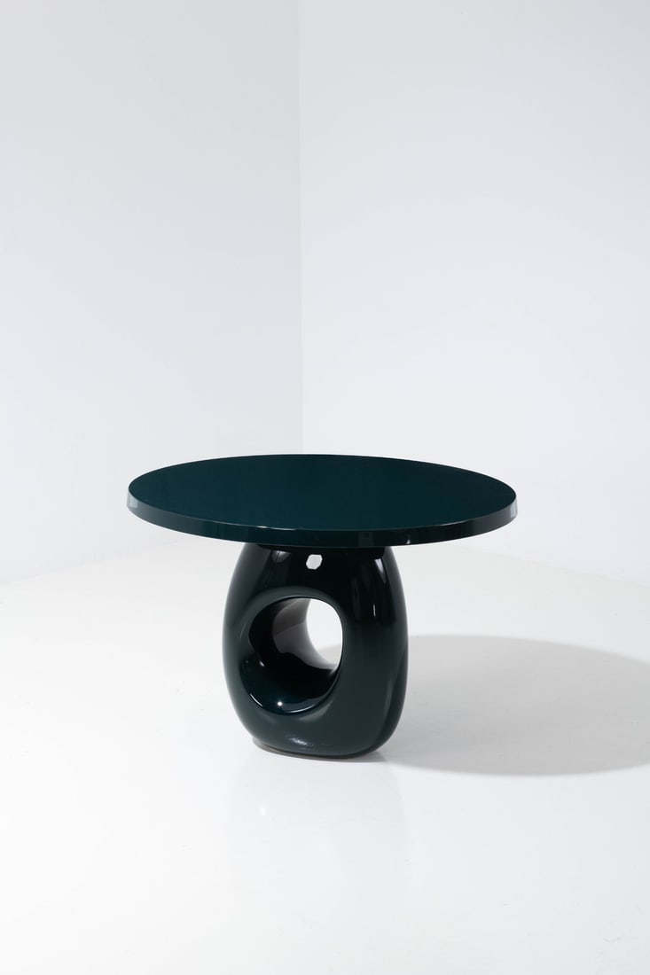 India Mahdavi (born 1962) Coffee table - 'Vera Cruz' model Lacquered fiberglass Edited by India: India Mahdavi (born 1962)Side table - 'Vera Cruz' modelLacquered fiberglassEdited by India MahdaviModel created in 2005H 68 X L 100 X W 85 cm