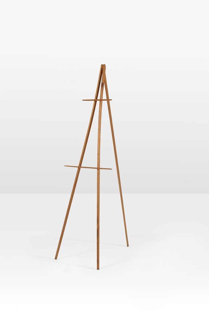 Peder Moos (1906-1991) Easel: Peder Moos (1906-1991)EaselPine woodSigned 'Østrup 1944 Moos'Model created in 1944H 128,5 × Ø 40,5 cm