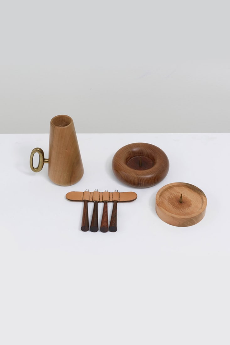 Carl Auböck (1900-1957): Carl Auböck (1900-1957)Set of four elements, with: pitcher and integratedscrewdriver '3710', two candleholders and a set ofsmall forks with two prongsWood, brass, leatherH 14,5 cm (pitcher)H 2,5 × �